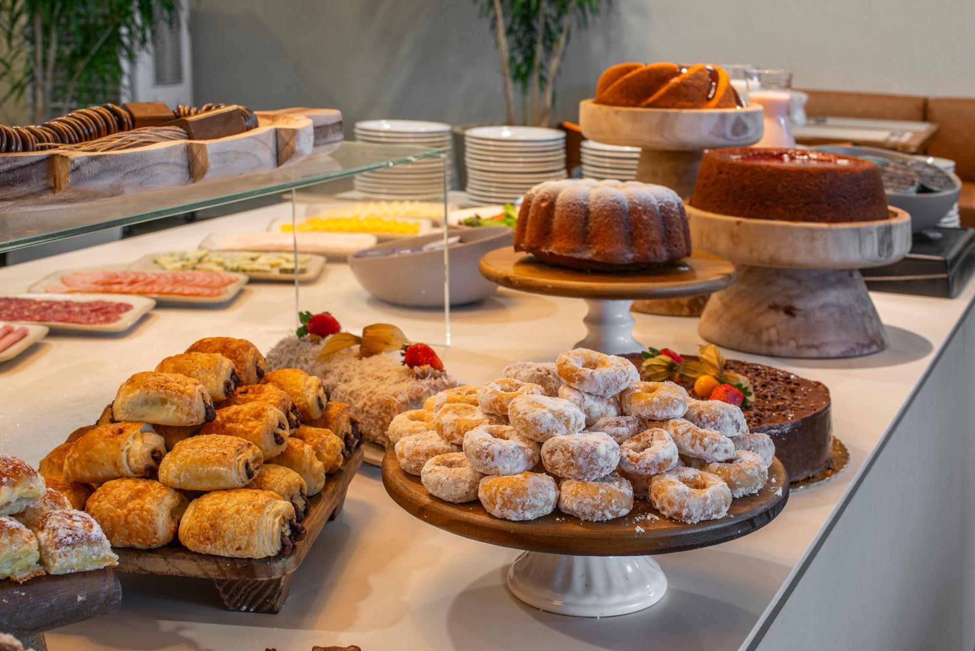 Lifestyle Laghetto Collection Otel Rio de Janeiro Dış mekan fotoğraf A selection of pastries at a buffet