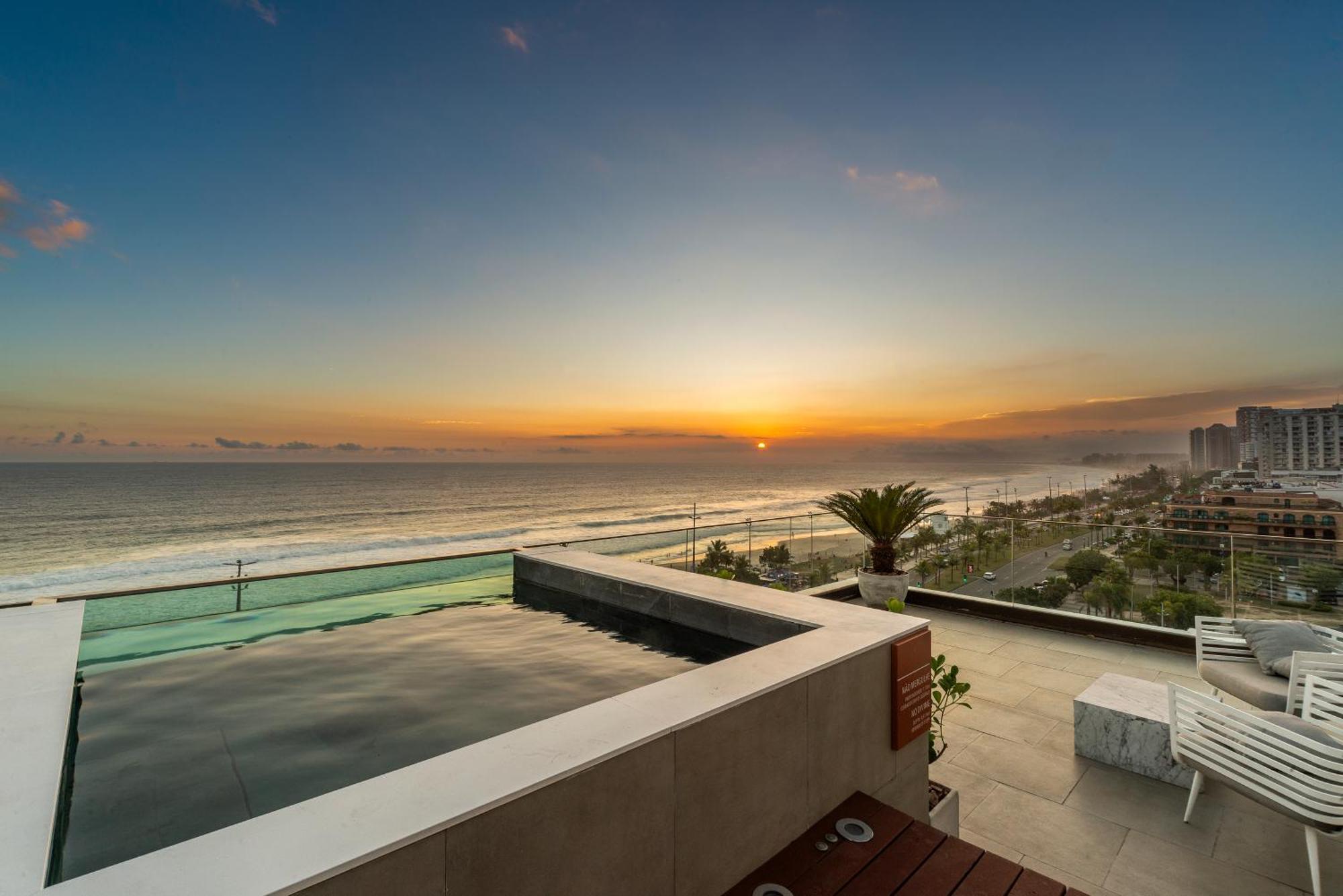 Lifestyle Laghetto Collection Otel Rio de Janeiro Dış mekan fotoğraf Sunset at the rooftop pool